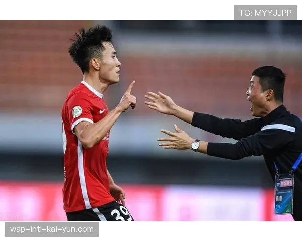 甘超防守纪律性：蓉城后腰红牌暴露侵略性过强问题